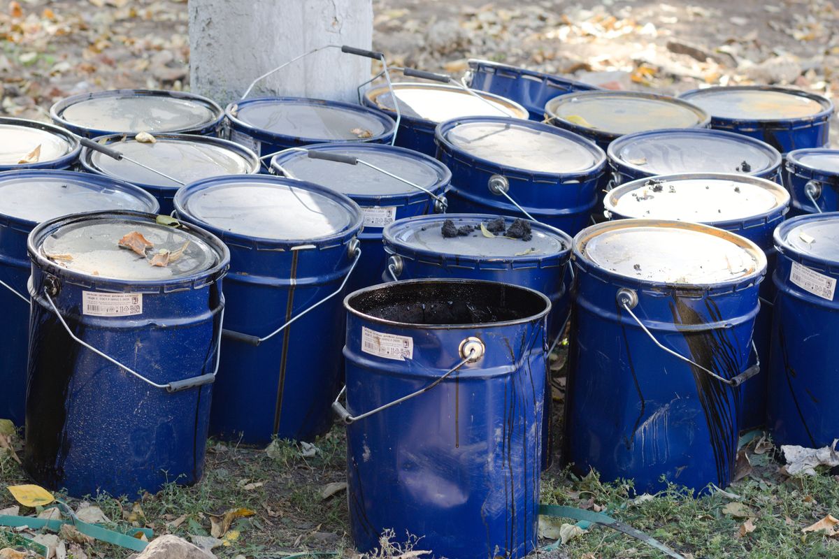 Photo 1 — White acrylic exterior paint — 20 L bucket