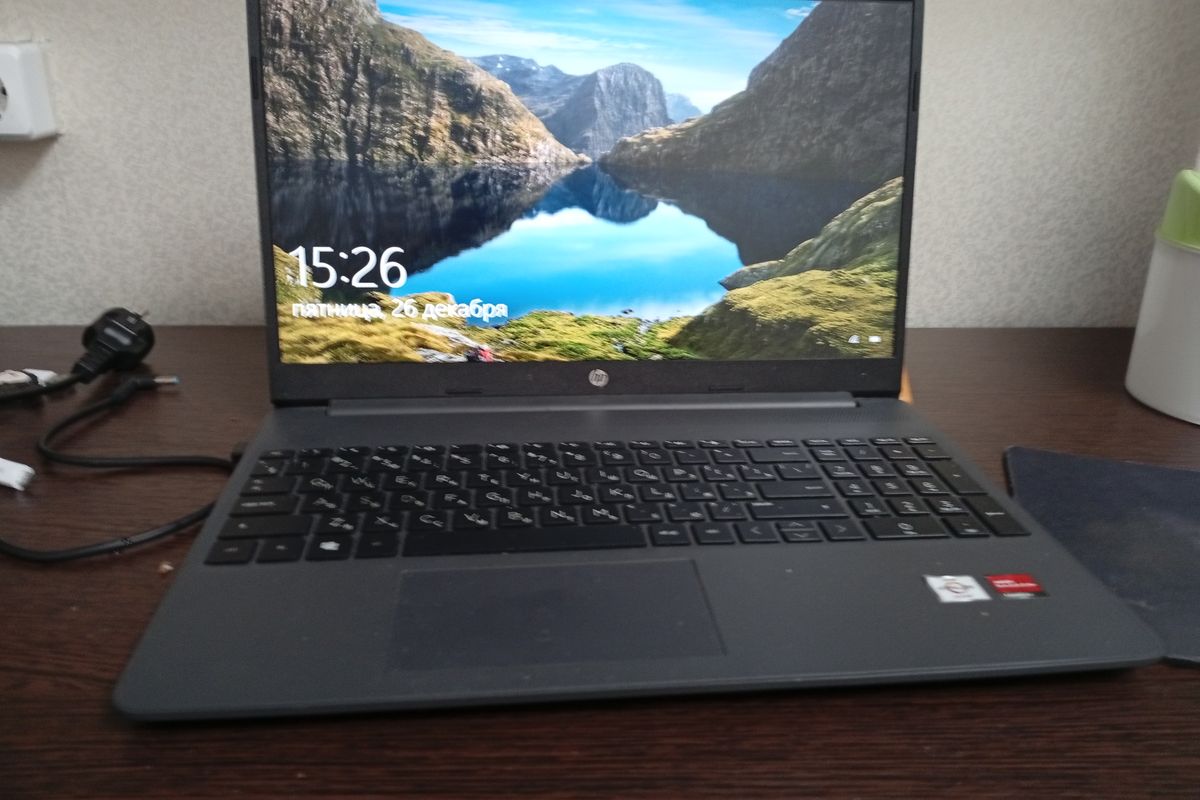 Photo 1 — 15" laptop i5, 16 GB, 512 GB SSD — refurbished