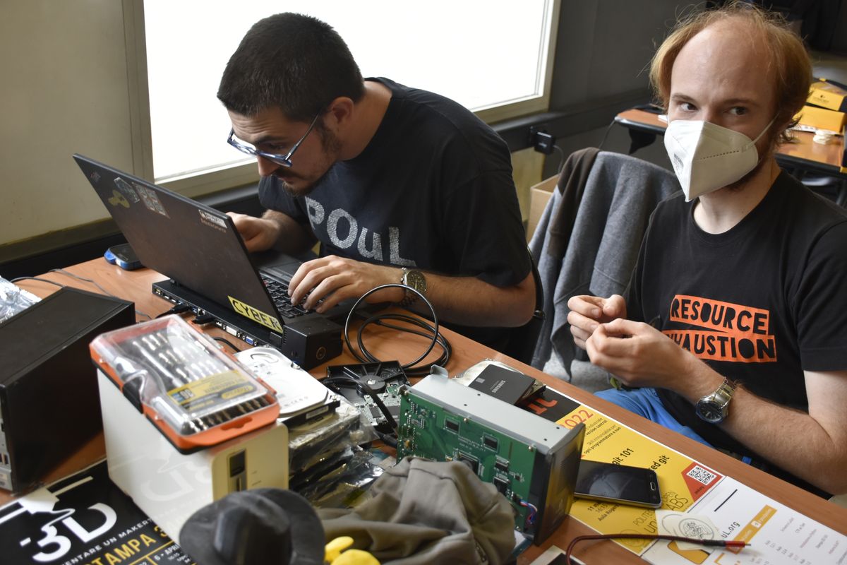 Photo 1 — Smartphone and tablet repair