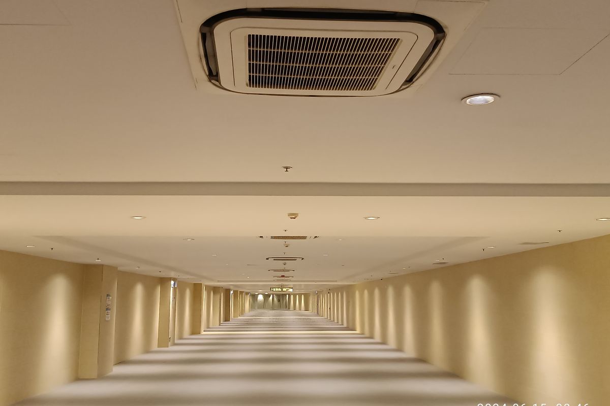 Photo 1 — Cassette air conditioner 24,000 BTU for shops and open spaces