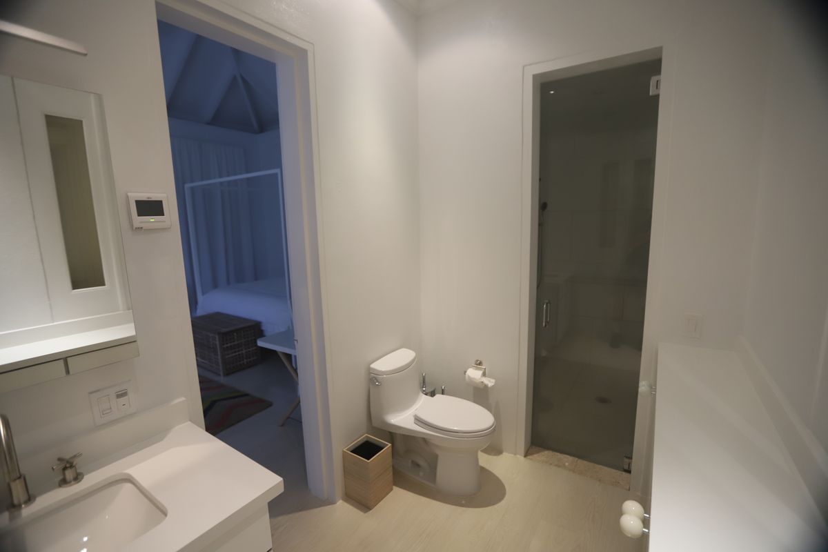 Photo 1 — Bathroom pack: wall-hung WC, frame and basin