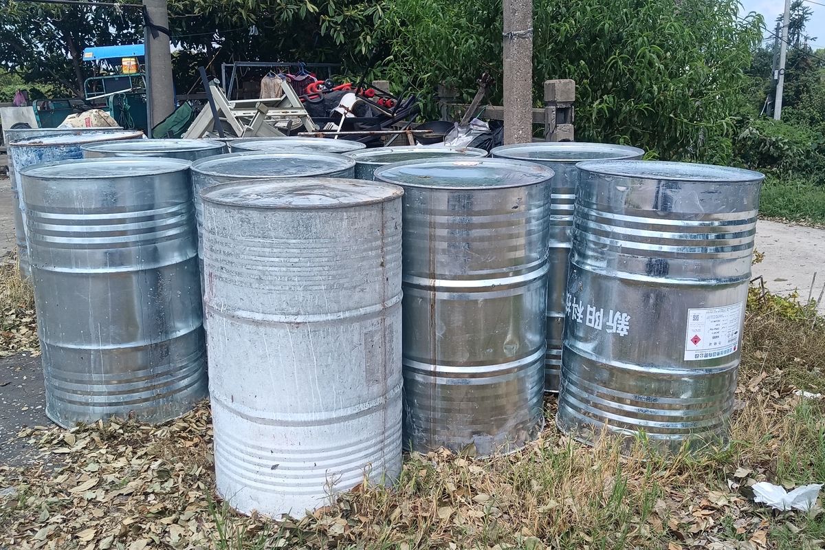 Photo 1 — Fûts plastiques 220 L à bondes — lot de 5