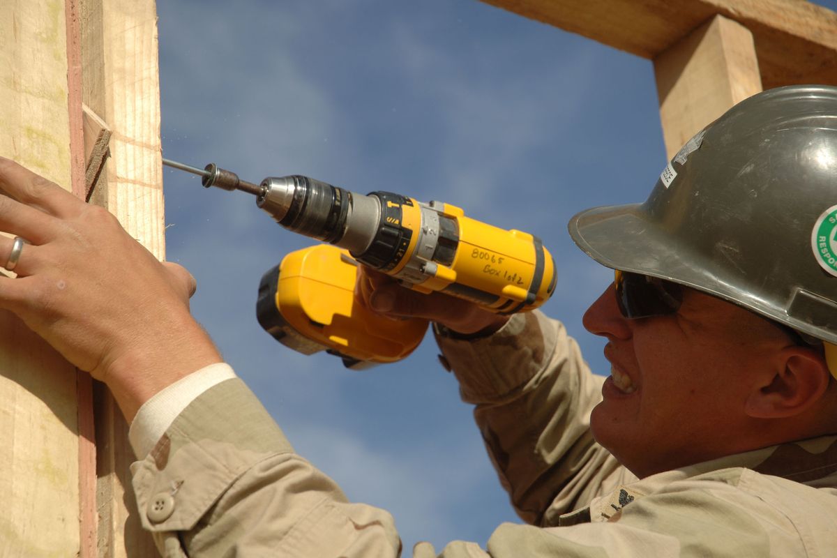 Photo 1 — Cordless drill-driver 18 V with 2 batteries
